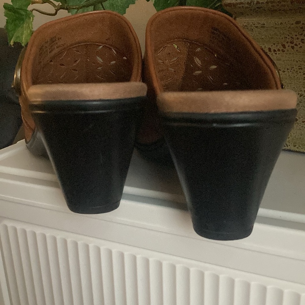 CLARKS Bendables Cognac Brown Perforated Leather Slip On Buckle Mules Clogs Sz 7 - Picture 8 of 11